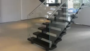 imagem escada com guarda corpo em vidro